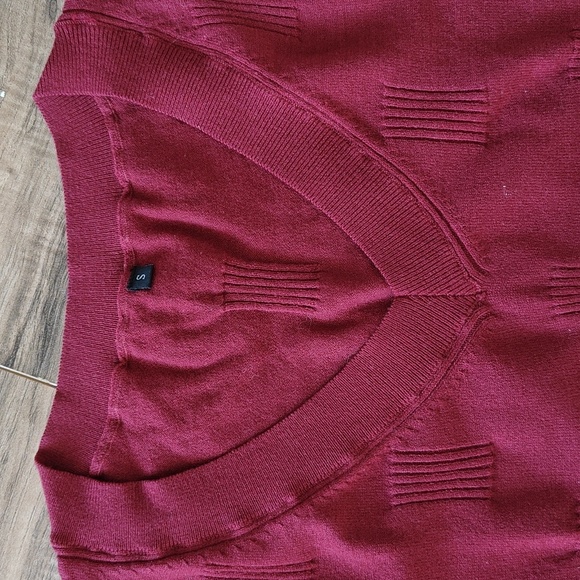 NWT Burgundy v-neck sweater - Picture 4 of 6